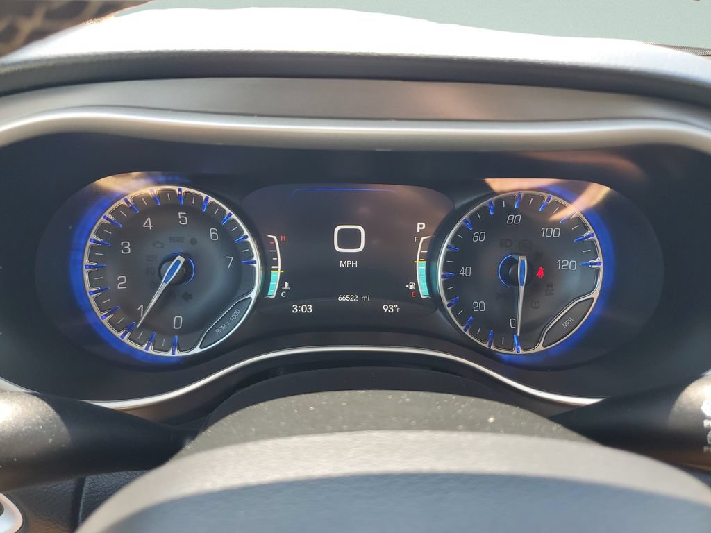 Used 2023 Chrysler Pacifica Touring-L FWD image 21