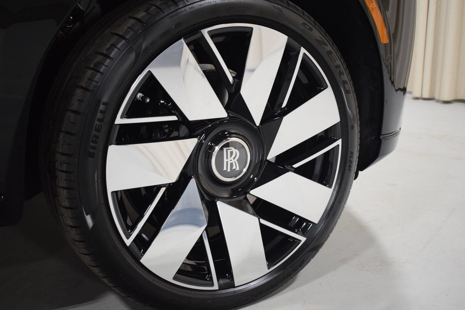 New 2026 Rolls-Royce Cullinan AWD/4WD image 16
