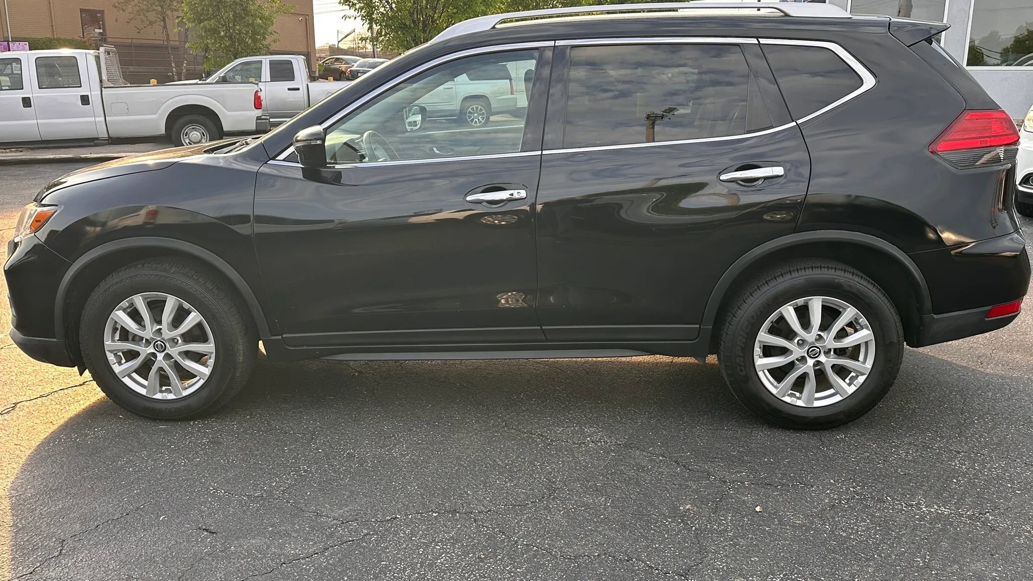 Used 2017 Nissan Rogue SV AWD/4WD image 9