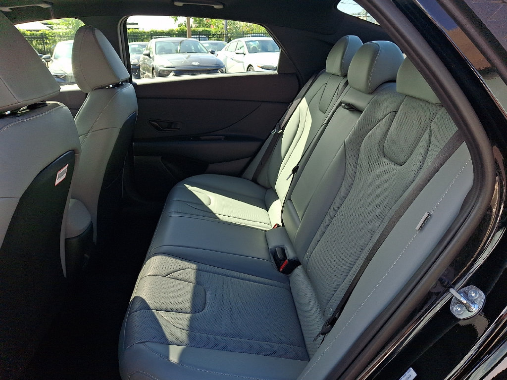 Certified 2025 Hyundai Elantra Limited FWD image 11