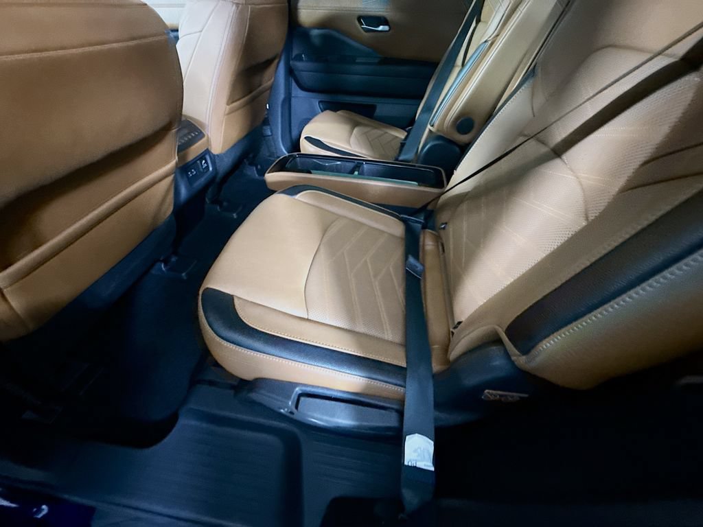 Certified 2025 Nissan Pathfinder Platinum AWD/4WD image 30