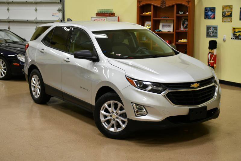Used 2019 Chevrolet Equinox LS w/ LS Convenience Package FWD image 2