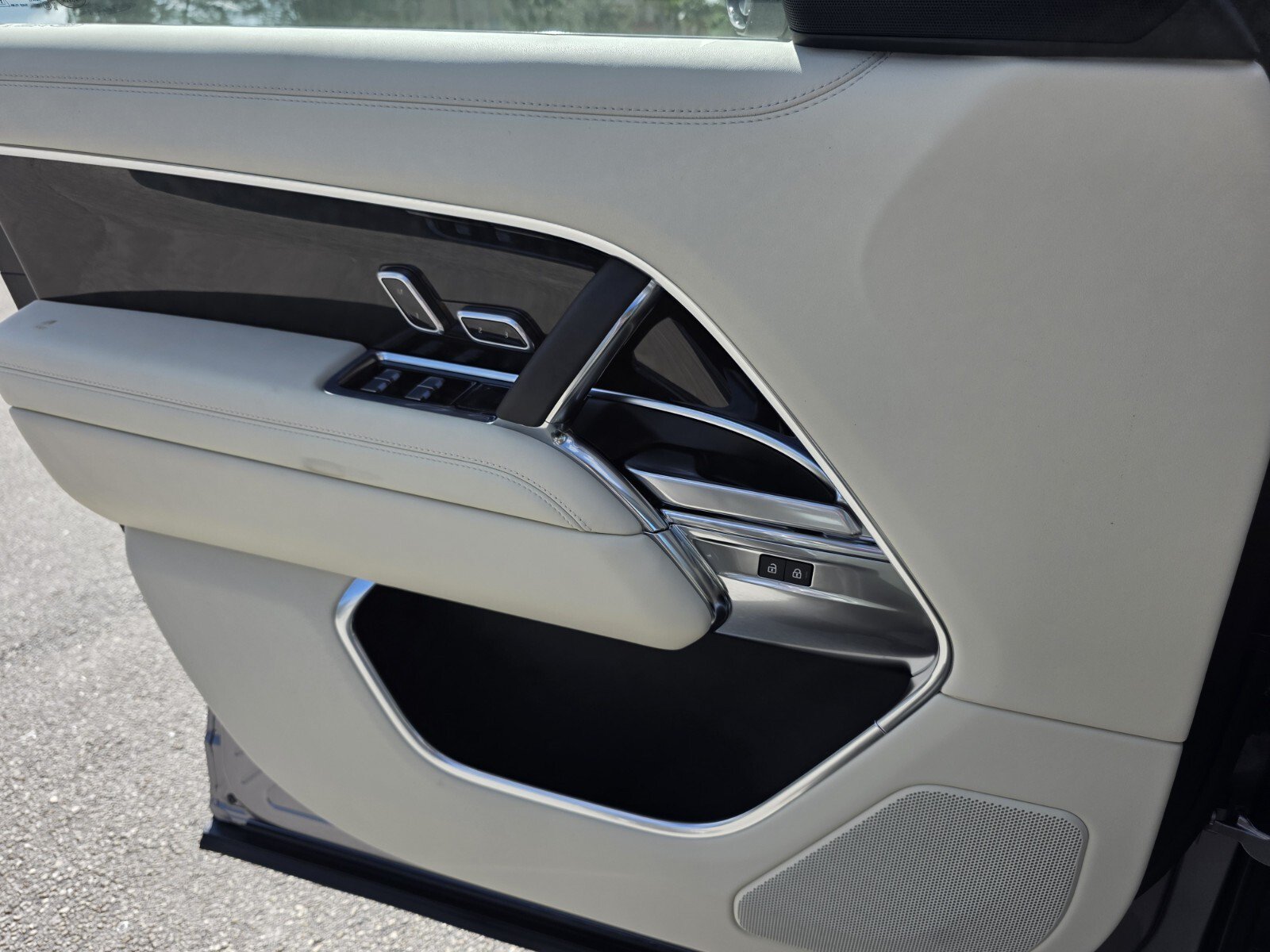 New 2027 Land Rover Range Rover SE AWD/4WD image 17
