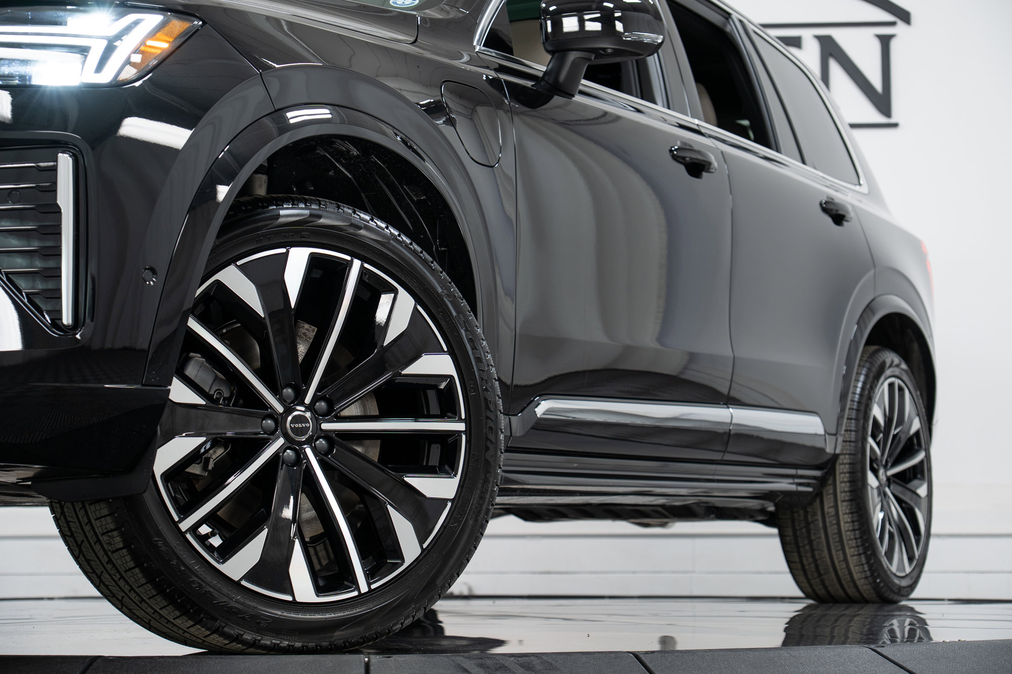 New 2026 Volvo XC90 T8 Plus w/ Protection Package Premier image 28