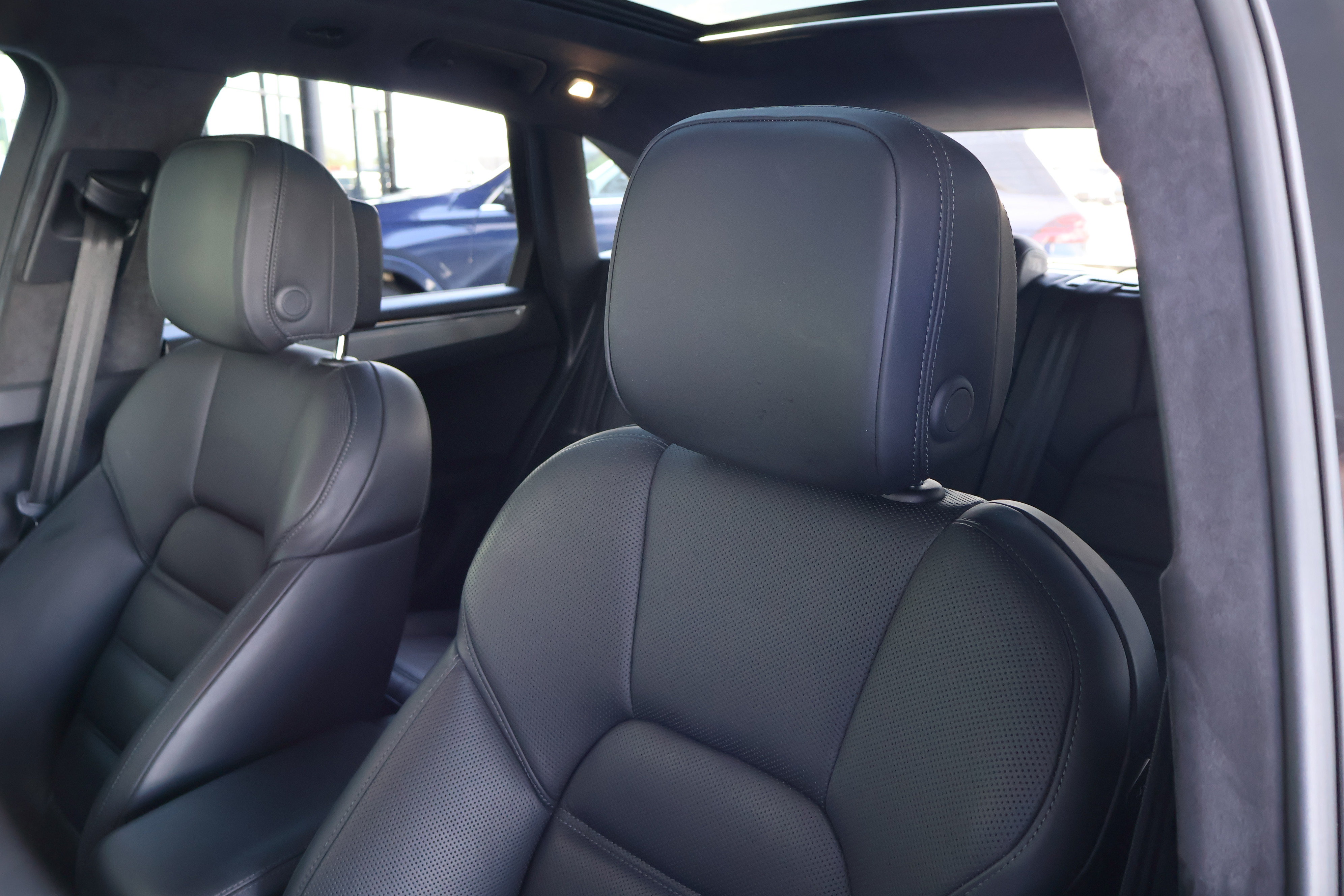 Used 2020 Porsche Macan Turbo AWD/4WD image 14