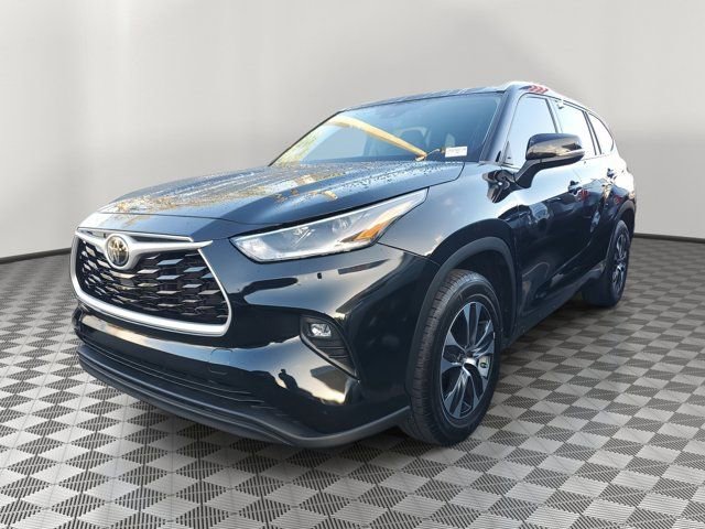 Used 2021 Toyota Highlander XLE FWD image 3