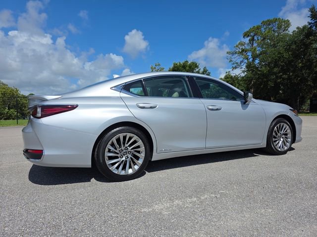 Used 2019 Lexus ES 300h Ultra Luxury w/ Accessory Package 2 FWD image 3