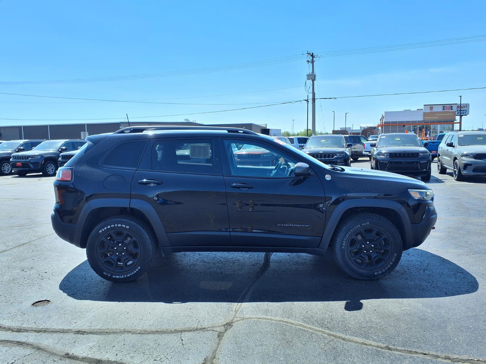 Used 2020 Jeep Cherokee Trailhawk w/ Cold Weather Group AWD/4WD image 2