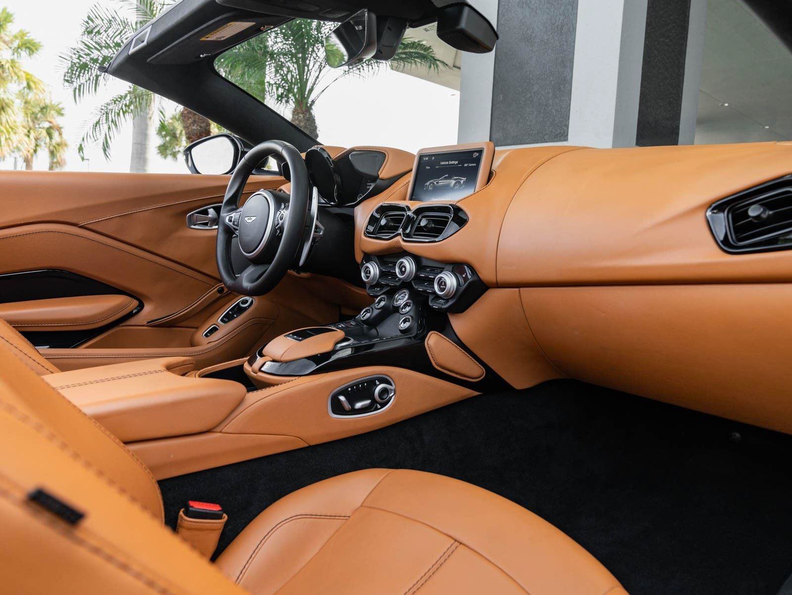 Used 2021 Aston Martin V8 Vantage Roadster RWD image 2