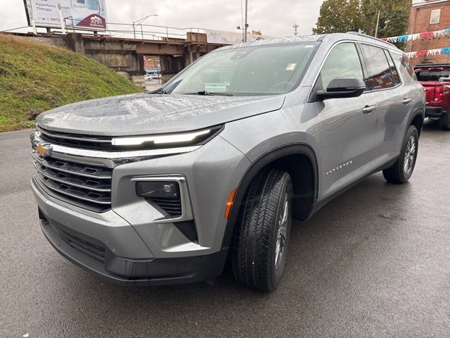 Used 2025 Chevrolet Traverse LT image 5