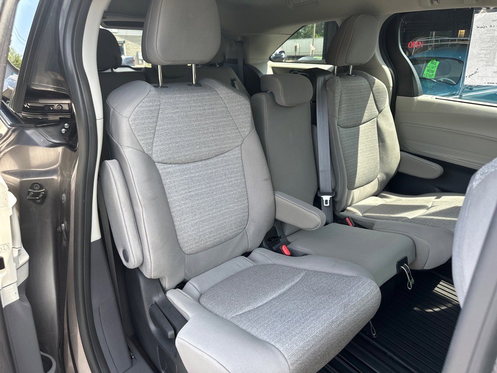 Used 2022 Toyota Sienna LE image 23