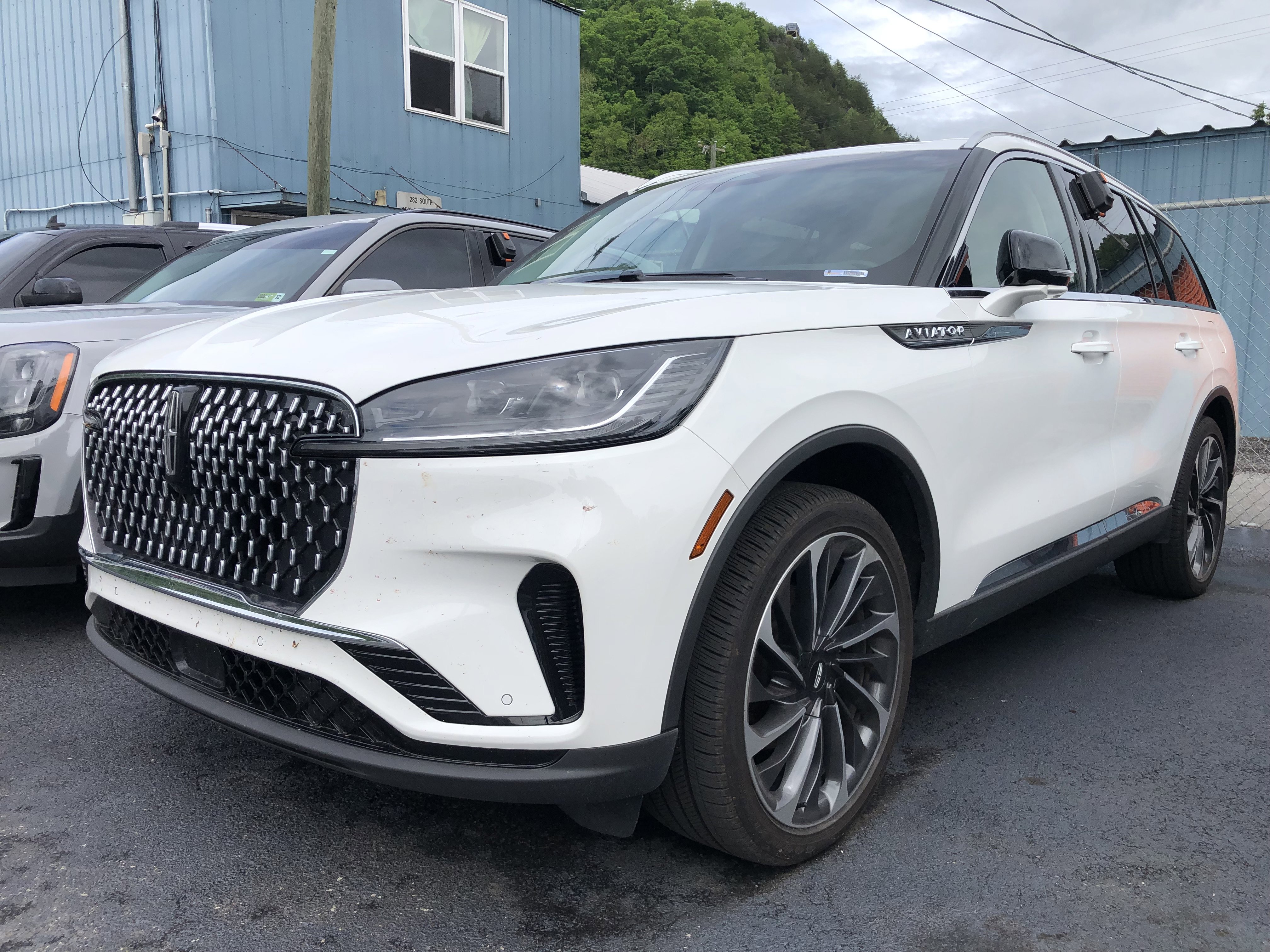 Used 2025 Lincoln Aviator Reserve w/ Equipment Group 201A AWD/4WD image 2