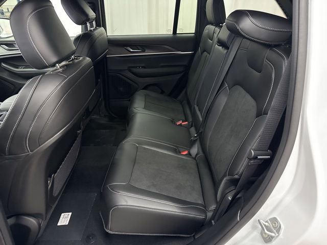 New 2026 Jeep Grand Cherokee Altitude image 5