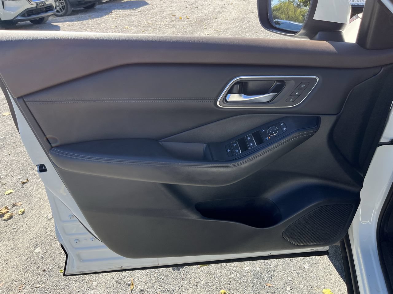 Used 2023 Nissan Rogue Platinum AWD/4WD image 3