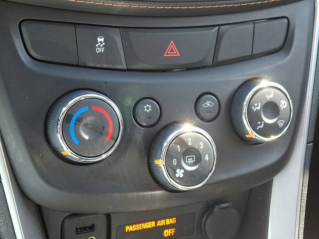 Used 2022 Chevrolet Trax LT w/ Midnight Edition image 17