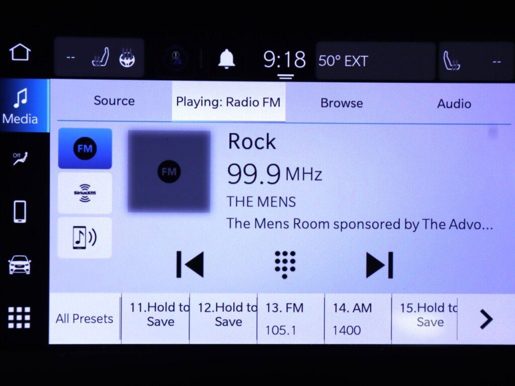 Used 2022 Chrysler Voyager LX image 16