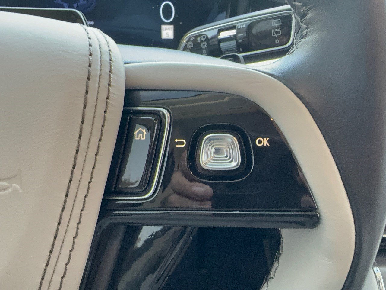 Used 2025 Lincoln Aviator 2WD image 19