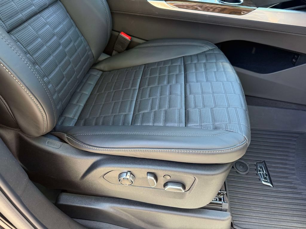 Used 2026 Cadillac Escalade ESV Platinum Sport w/ LPO, ONYX Package AWD/4WD image 15