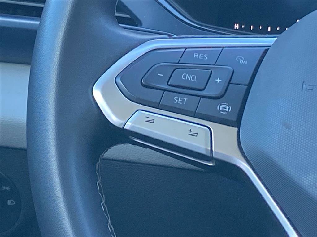 Used 2022 Volkswagen Taos SE w/ Panoramic Sunroof Package image 5