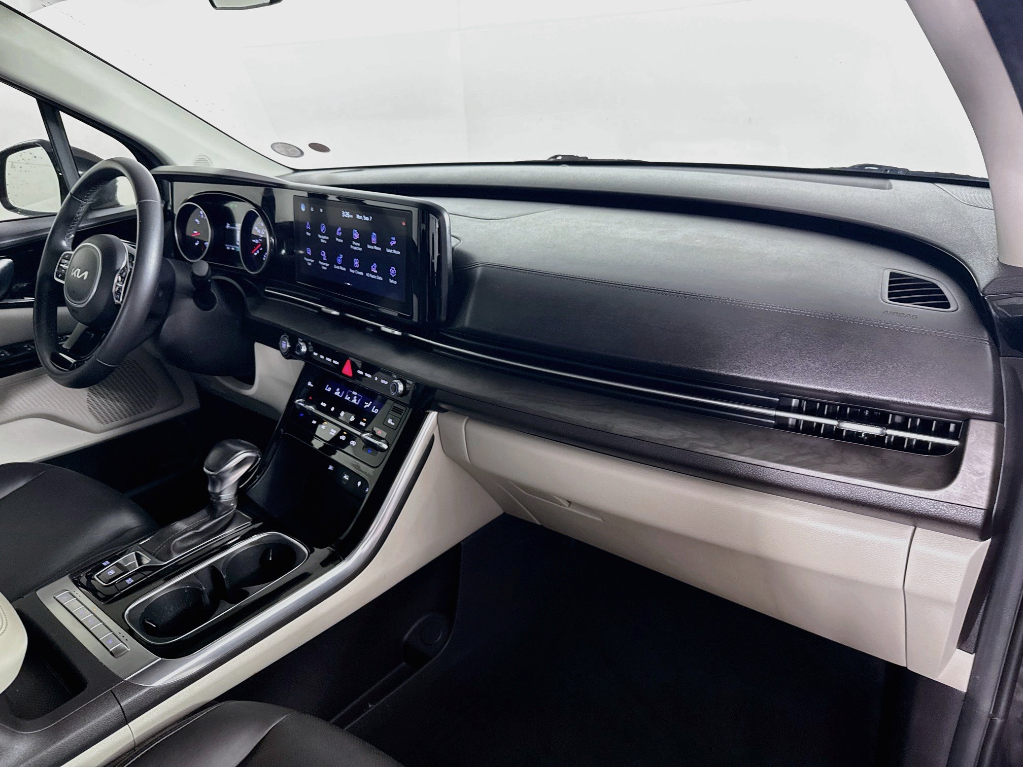 Used 2023 Kia Carnival EX FWD image 38