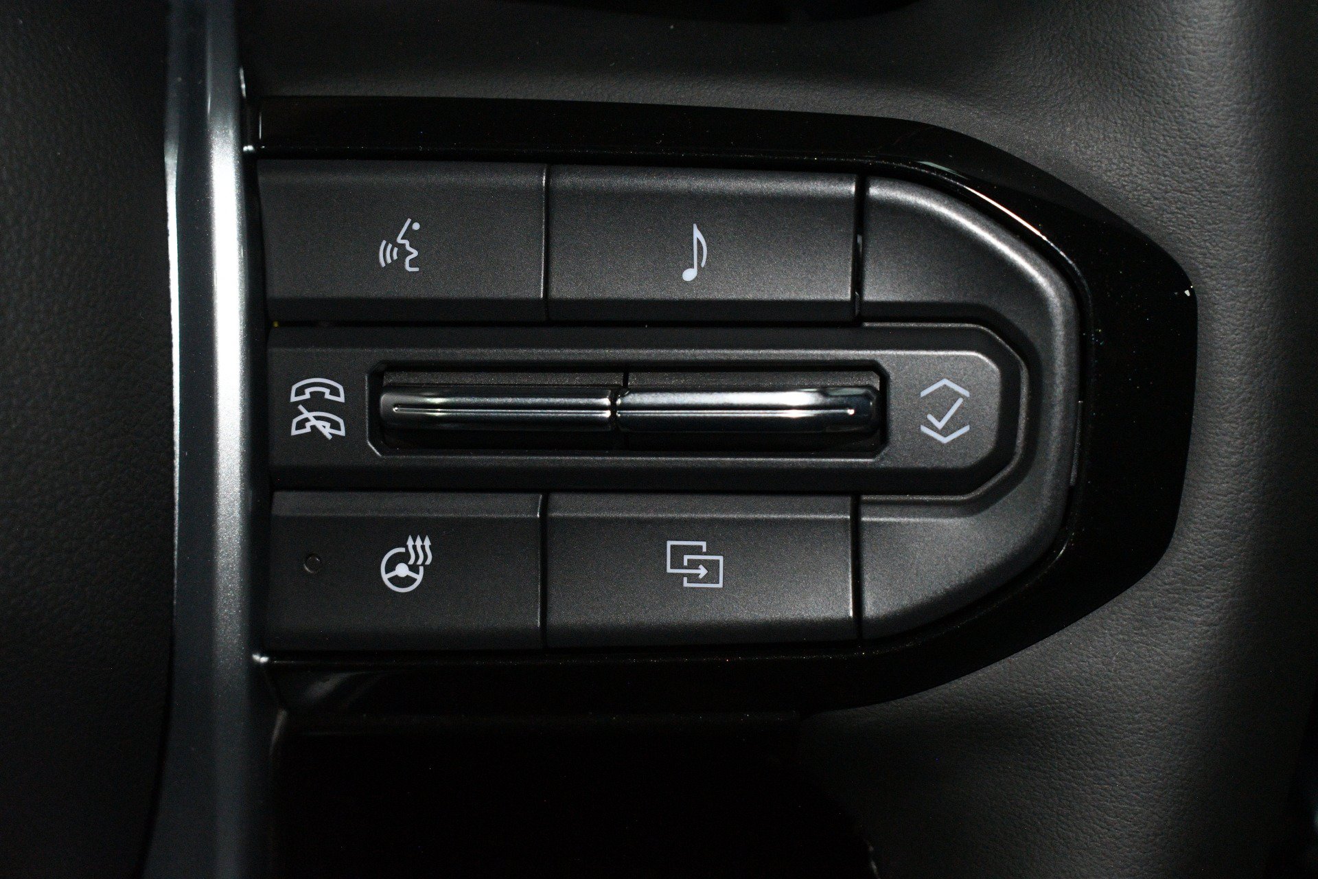Used 2025 Chevrolet Colorado ZR2 w/ Technology Package AWD/4WD image 28