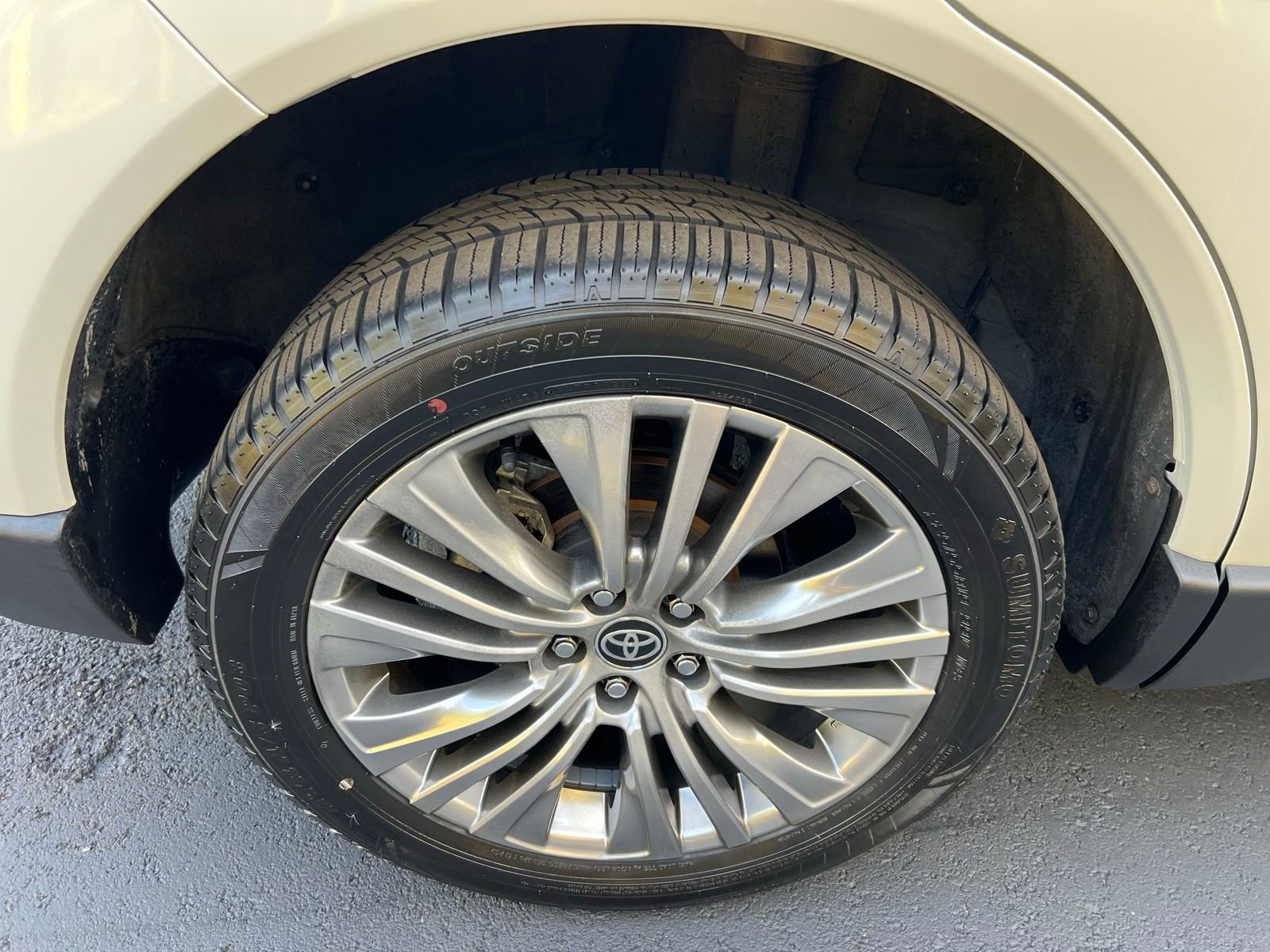 Used 2021 Toyota Venza Limited image 12