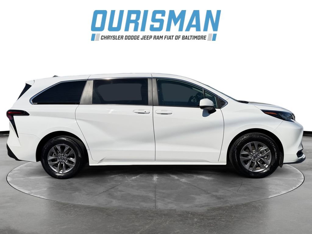 Used 2024 Toyota Sienna LE image 7