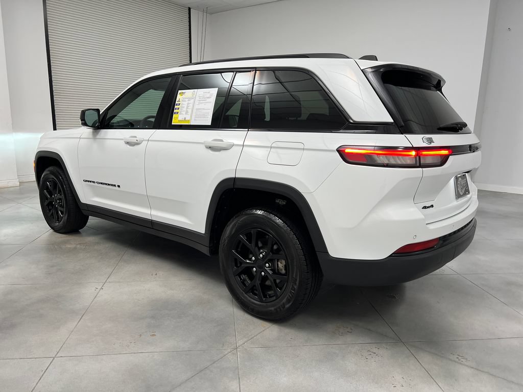 Used 2025 Jeep Grand Cherokee Altitude AWD/4WD image 6
