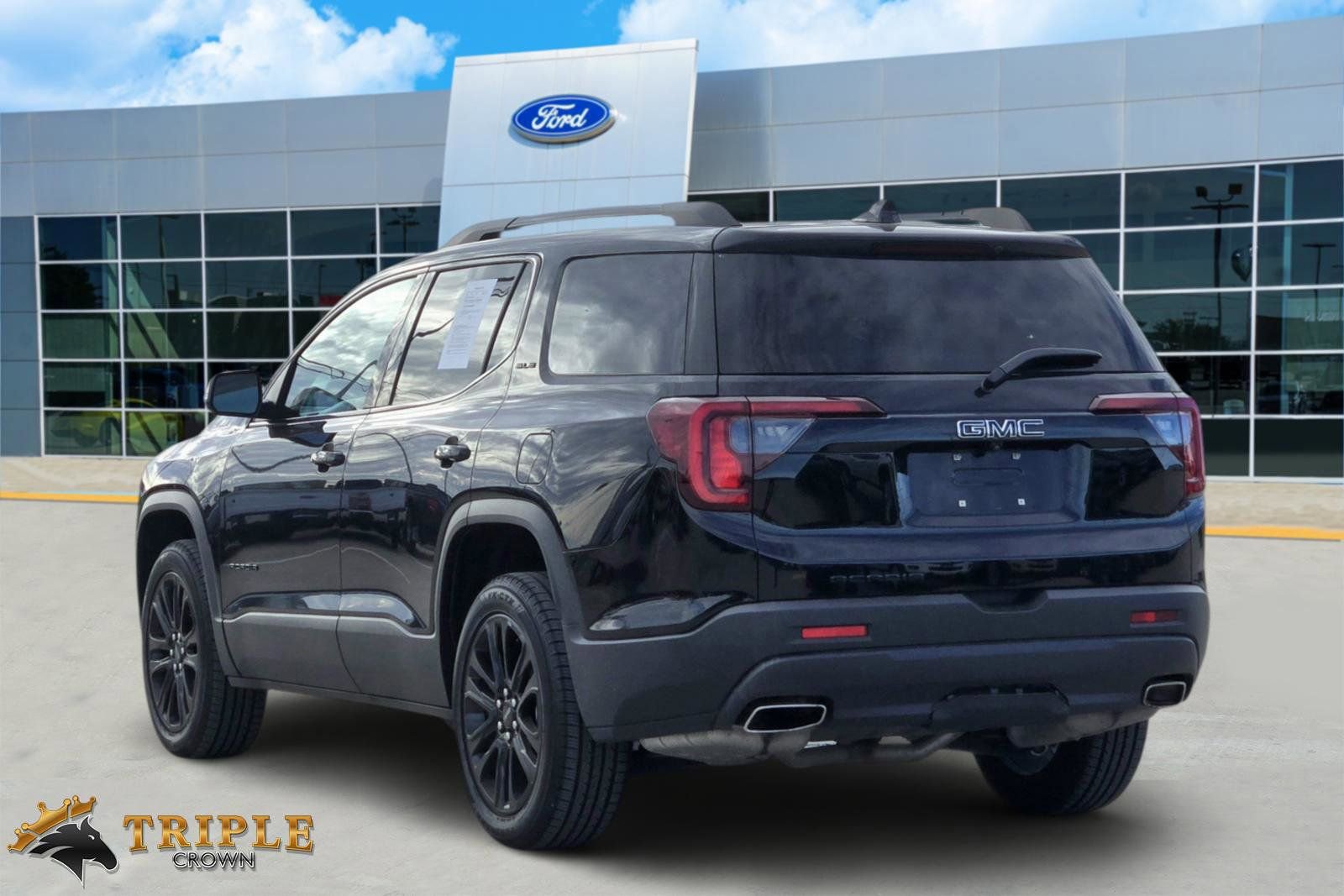 Used 2023 GMC Acadia SLE w/ Driver Convenience Package image 4