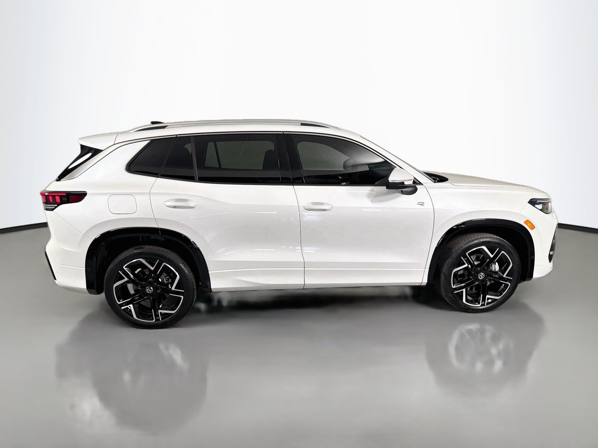 New 2027 Volkswagen Tiguan SEL R-Line AWD/4WD image 4