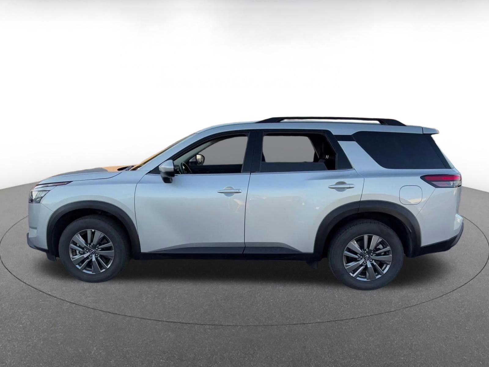 Used 2025 Nissan Pathfinder SV FWD image 9