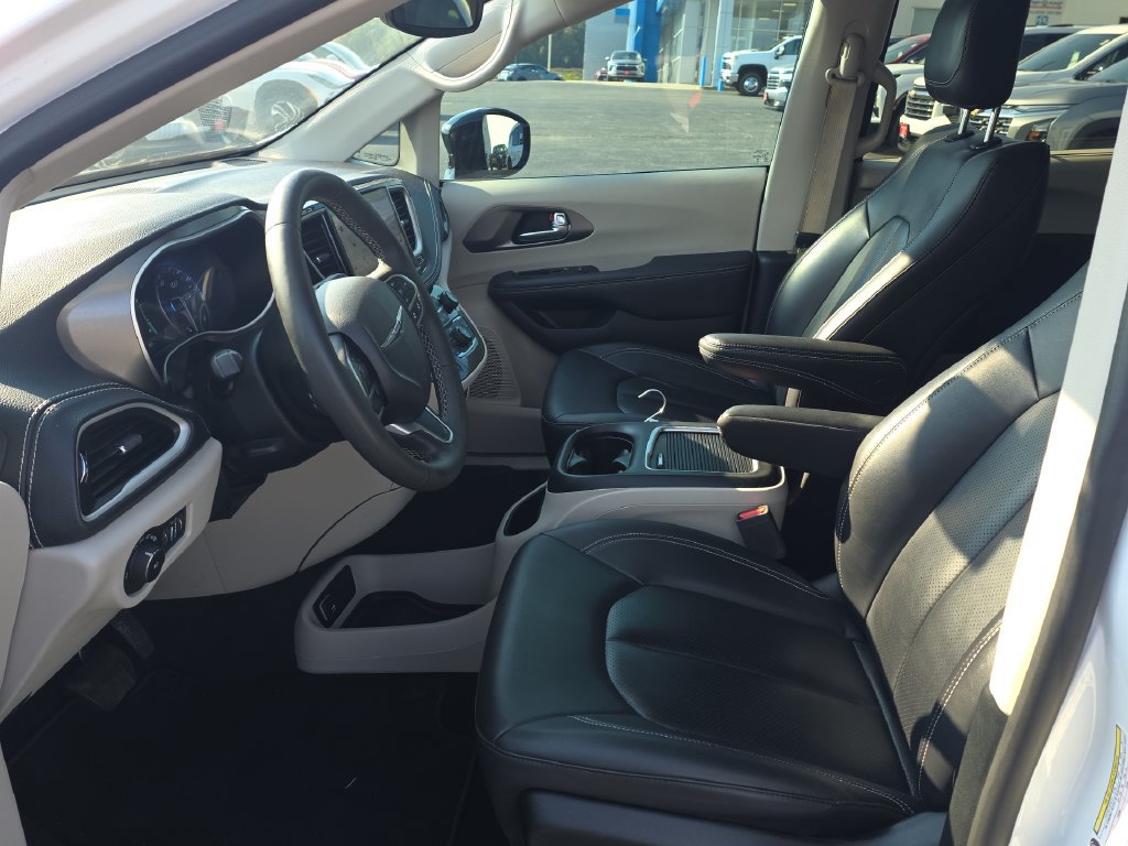 Used 2024 Chrysler Pacifica Touring-L FWD image 15