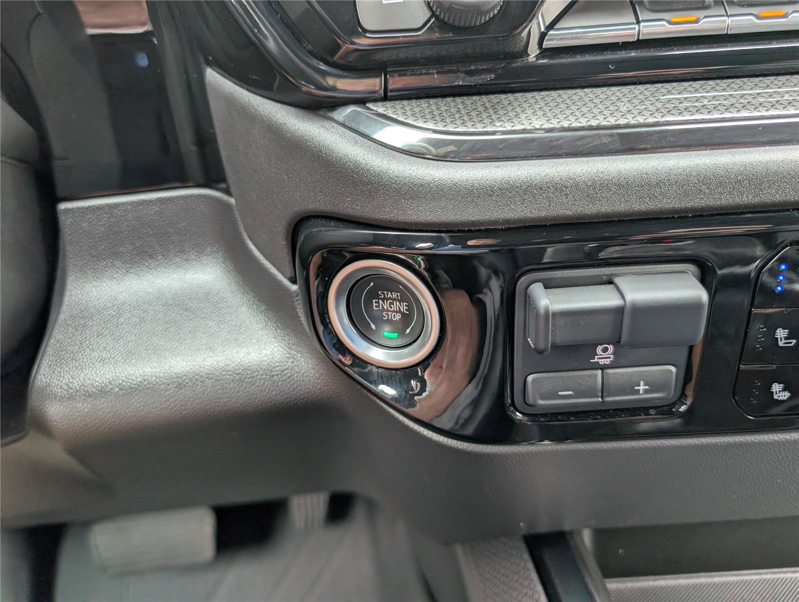 Used 2022 Chevrolet Silverado 1500 ZR2 w/ Technology Package AWD/4WD image 26