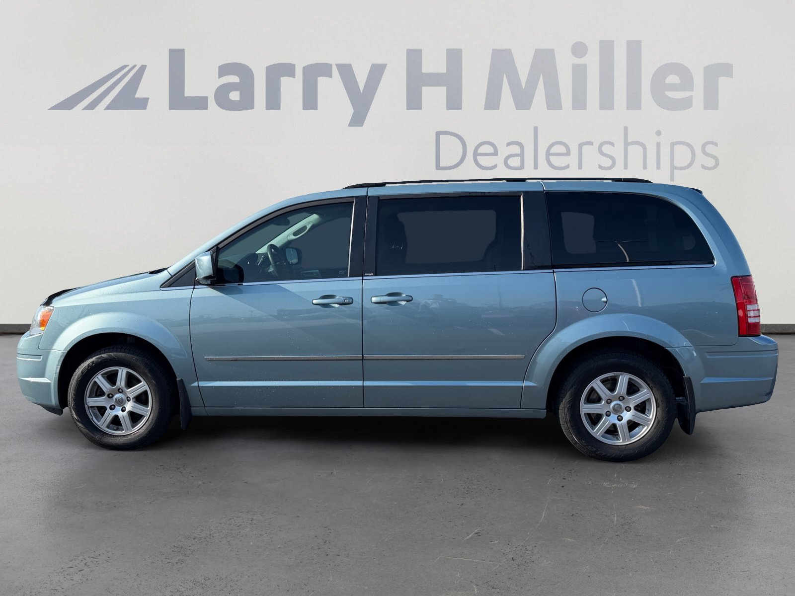 Used 2010 Chrysler Town & Country Touring FWD image 3