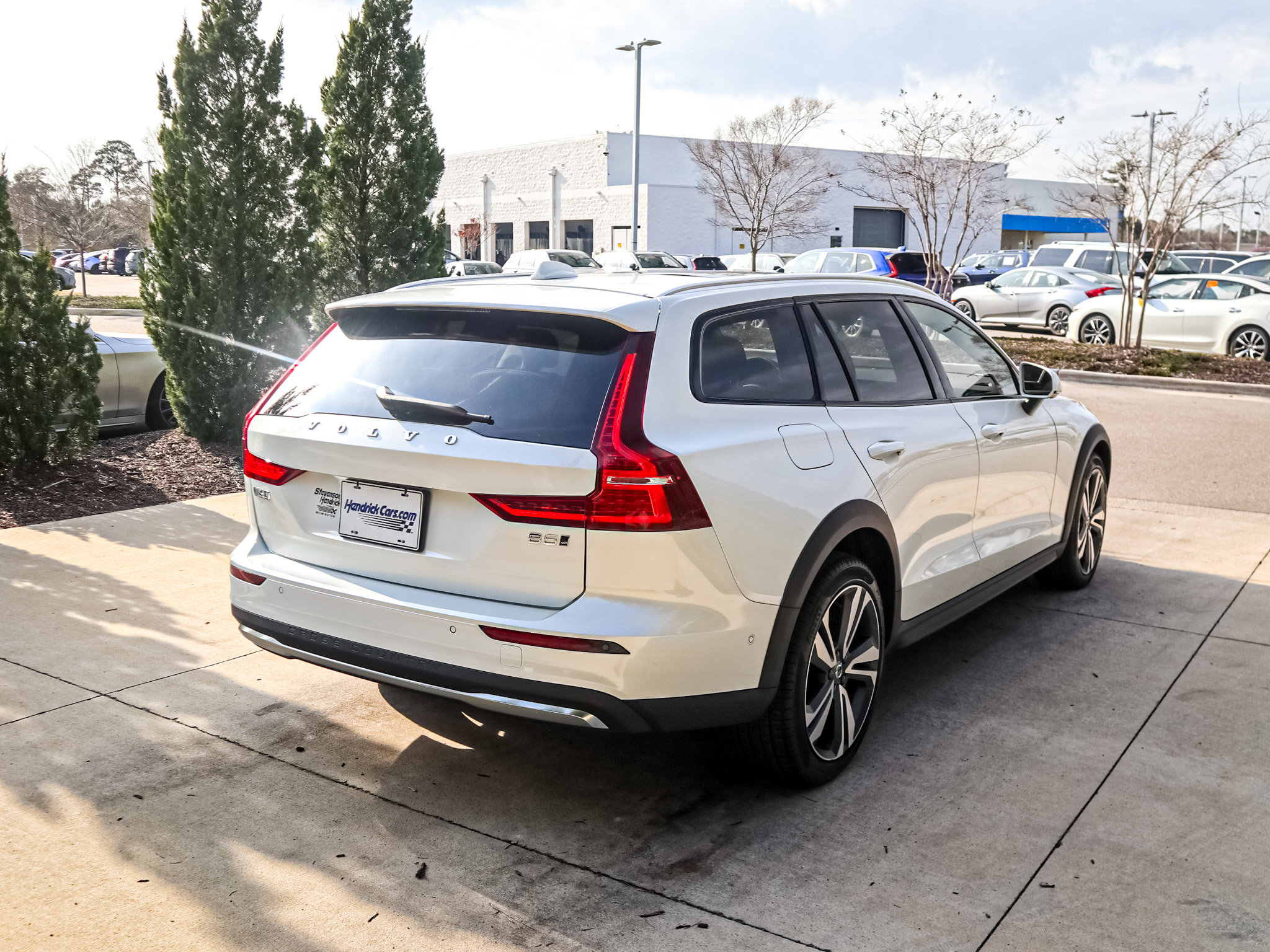 Used 2025 Volvo V60 B5 Cross Country Plus image 10