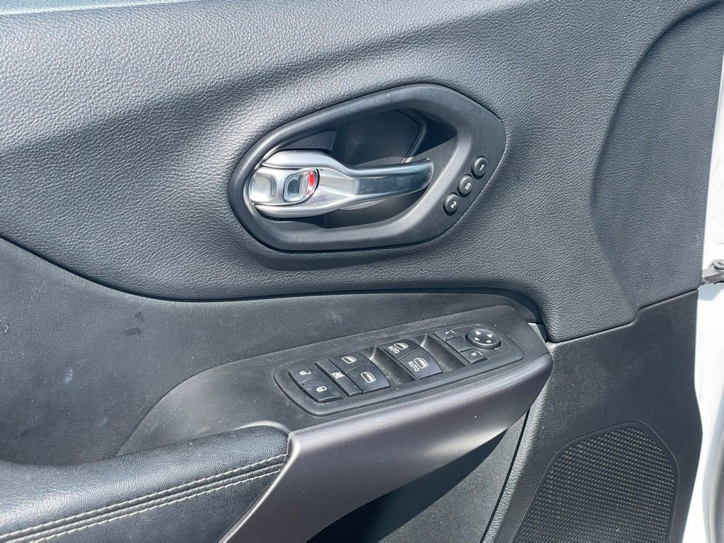 Used 2019 Jeep Cherokee Limited image 12