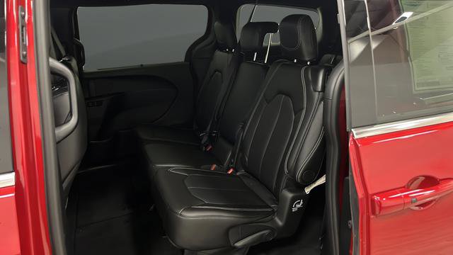 New 2026 Chrysler Pacifica Select image 13