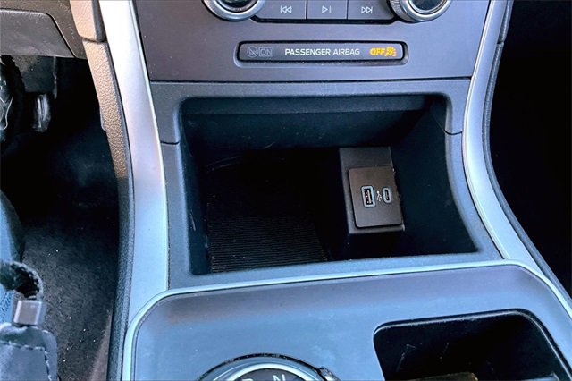 Used 2021 Ford Edge SE image 16