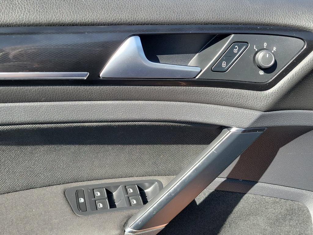 Used 2015 Volkswagen Golf 4-Door FWD image 16