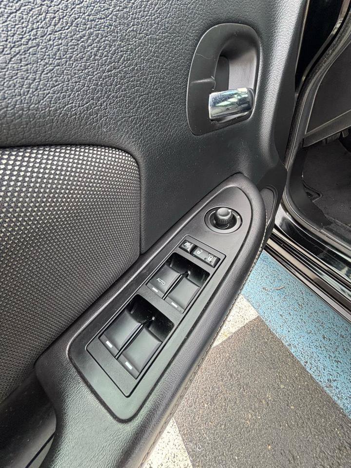 Used 2013 Dodge Avenger SE FWD image 8