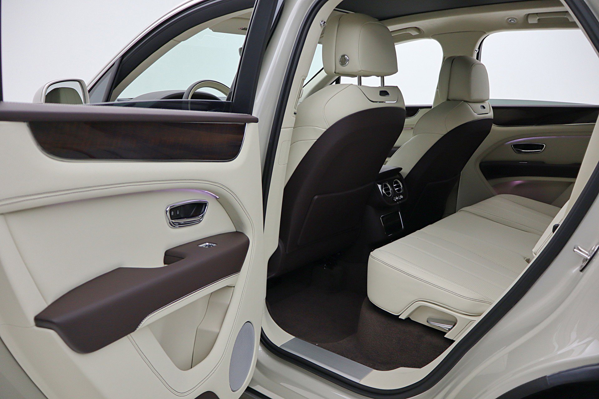 Used 2024 Bentley Bentayga Plug-In Hybrid image 49