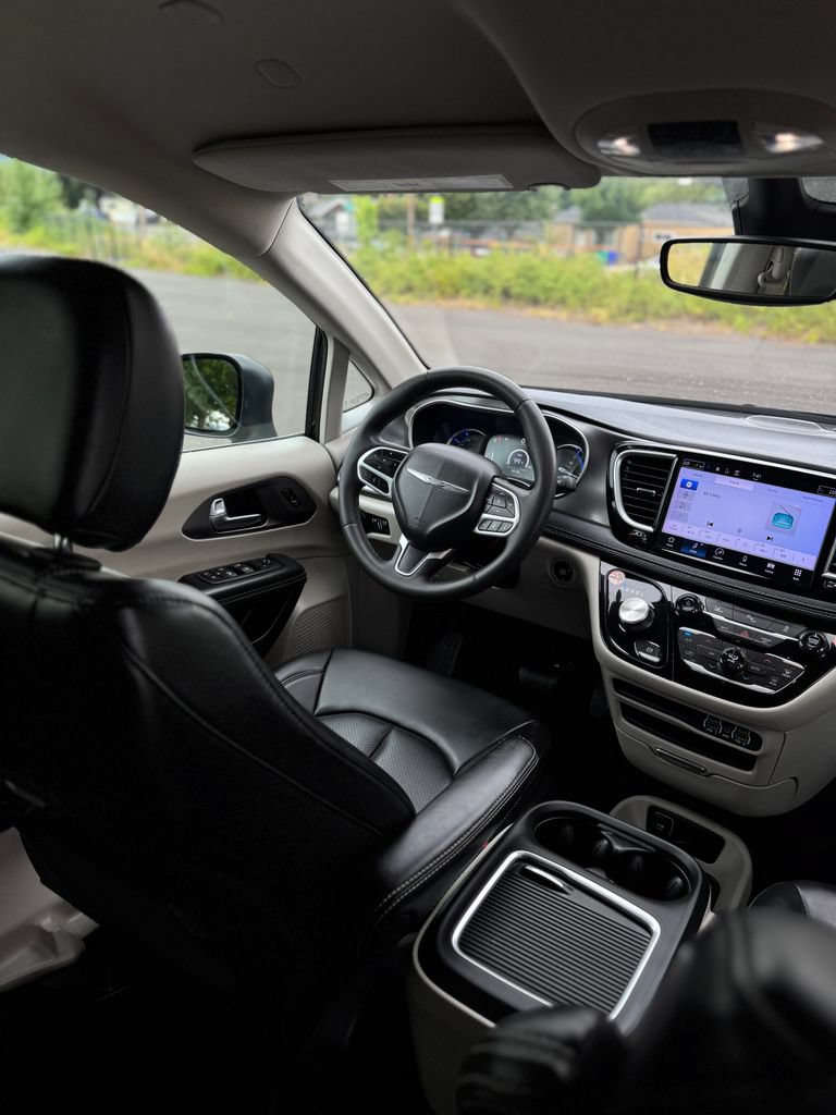 Used 2023 Chrysler Pacifica Touring-L FWD image 31