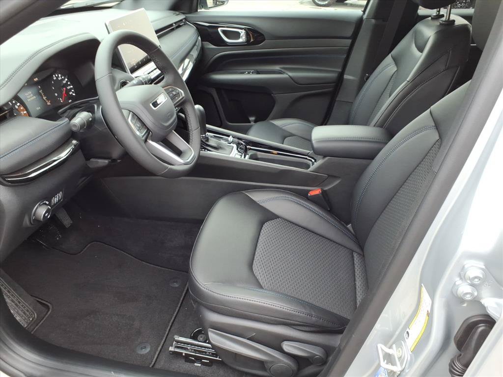 Used 2026 Jeep Compass Latitude AWD/4WD image 2