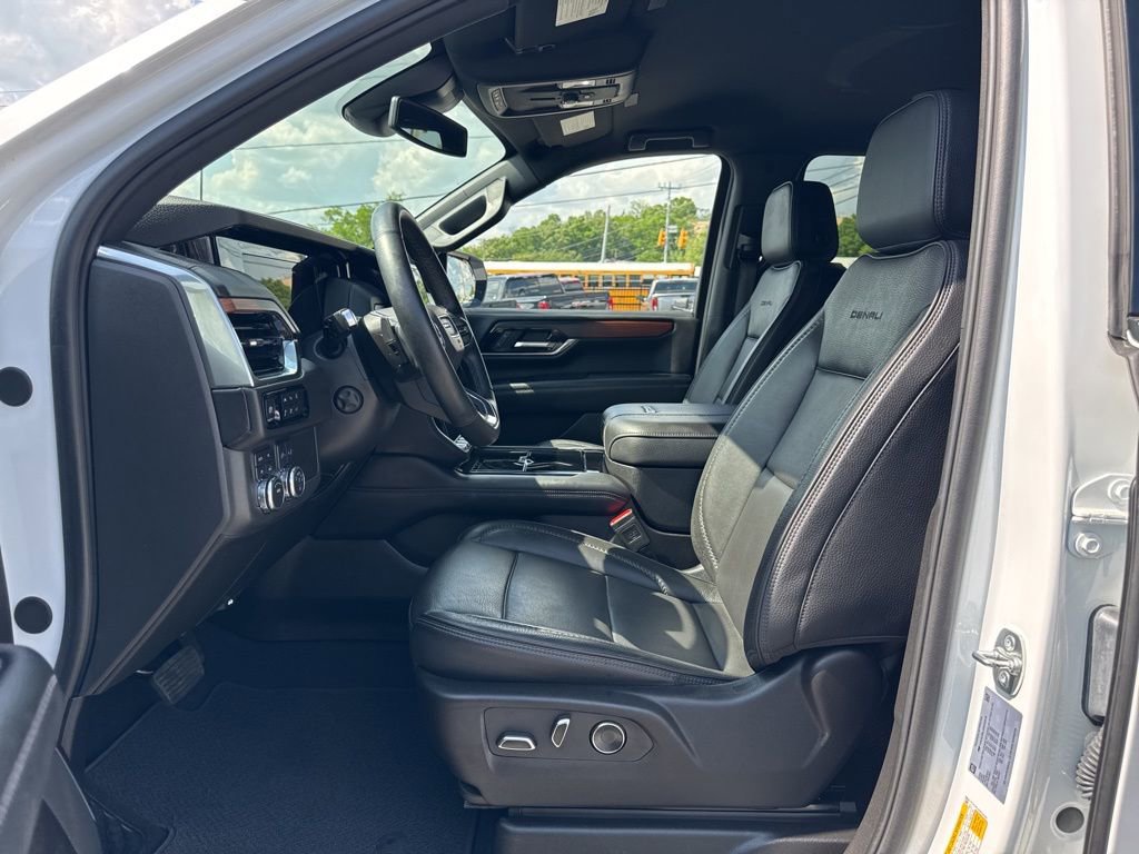 Used 2025 GMC Yukon XL Denali AWD/4WD image 18