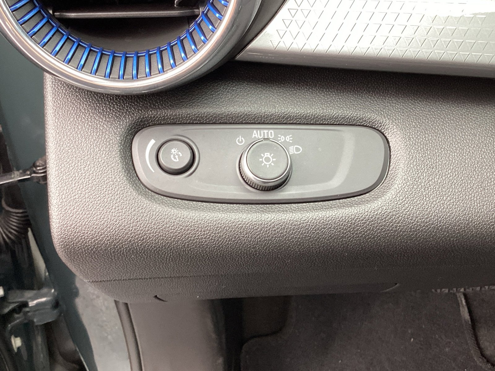 Used 2025 Chevrolet Trax LT FWD image 28