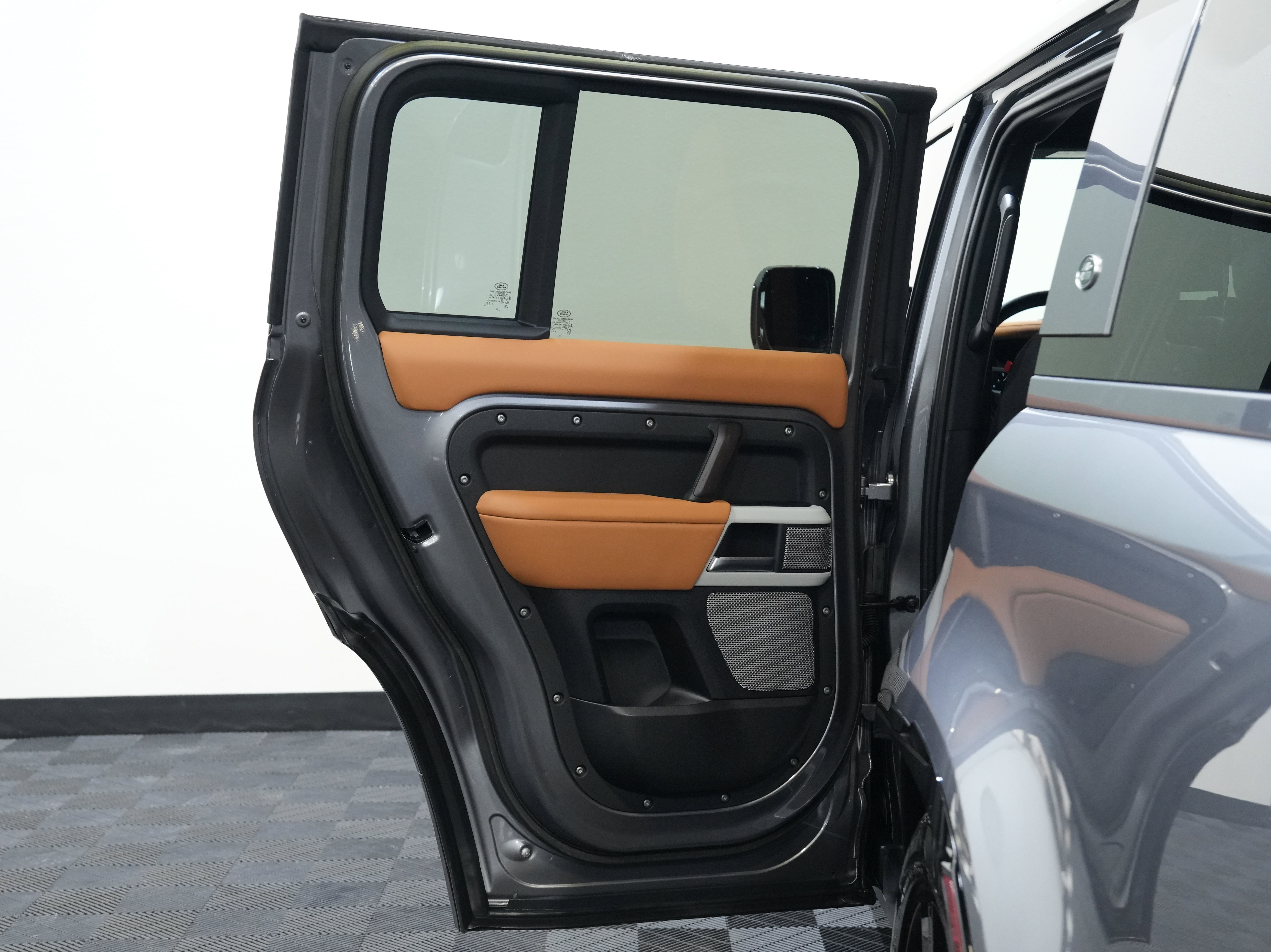 Used 2023 Land Rover Defender 130 X-Dynamic SE AWD/4WD image 25