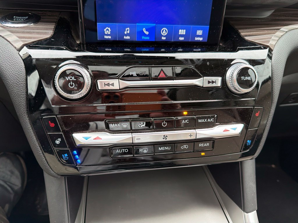 Used 2024 Ford Explorer Limited w/ Limited Technology Package RWD image 4