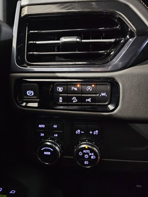 Used 2025 GMC Yukon AT4 w/ AT4 Premium Package image 40