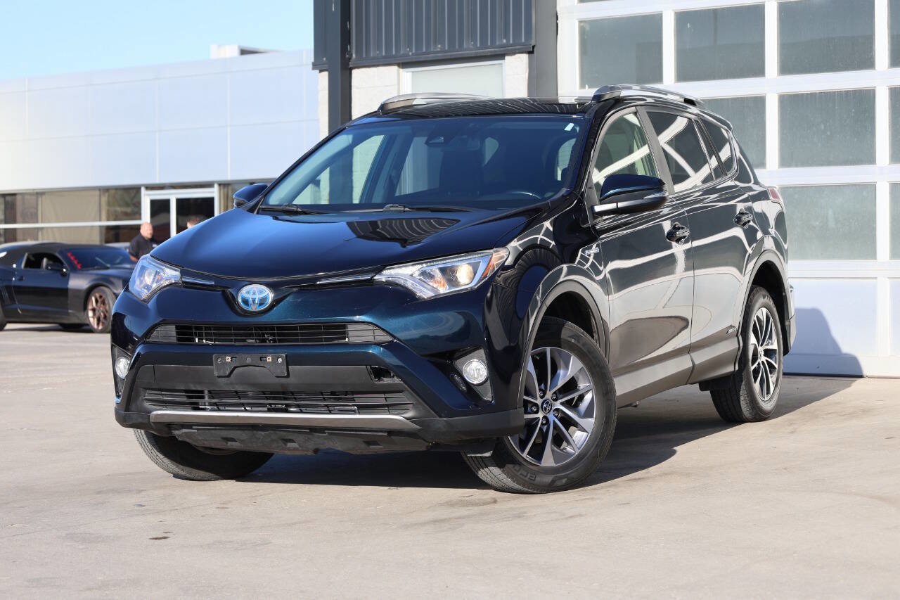Used 2018 Toyota RAV4 XLE AWD/4WD image 3