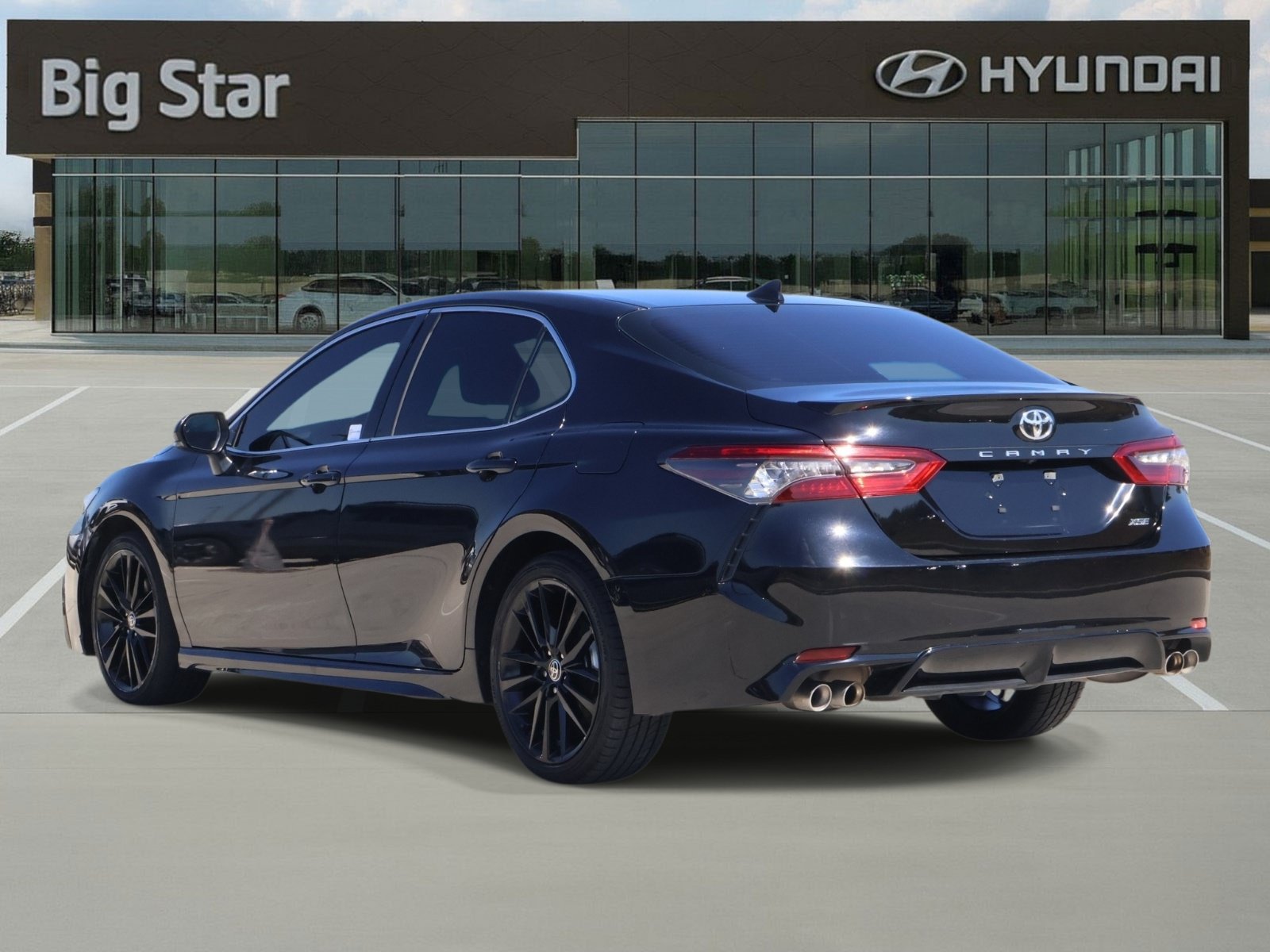Used 2023 Toyota Camry XSE FWD image 3
